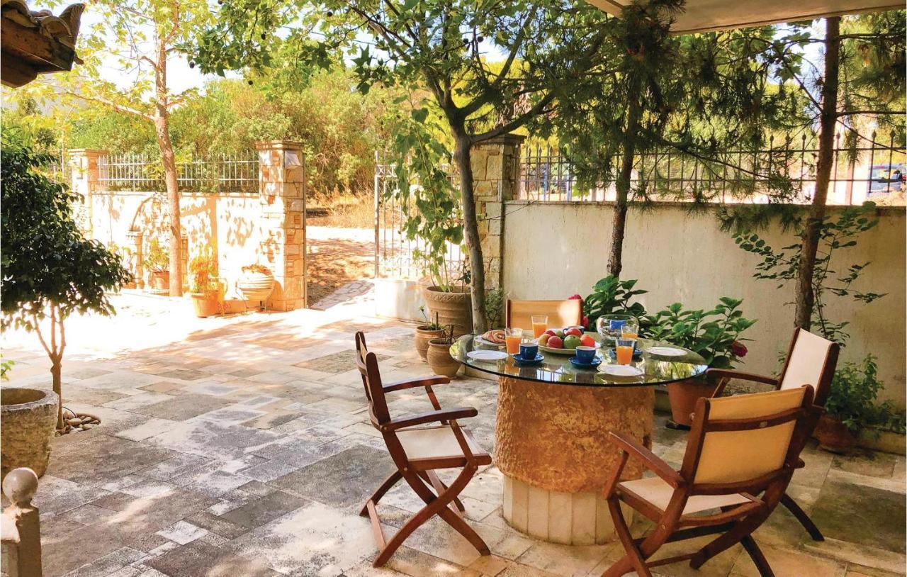 Amazing Home In Artemida With Kitchen Exterior foto